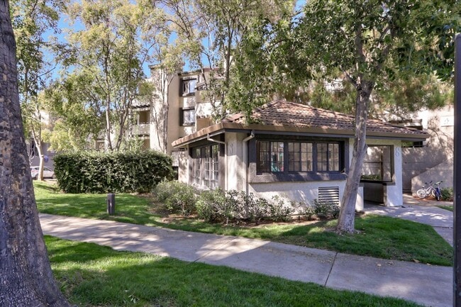 Building Photo - 880 E Fremont Ave