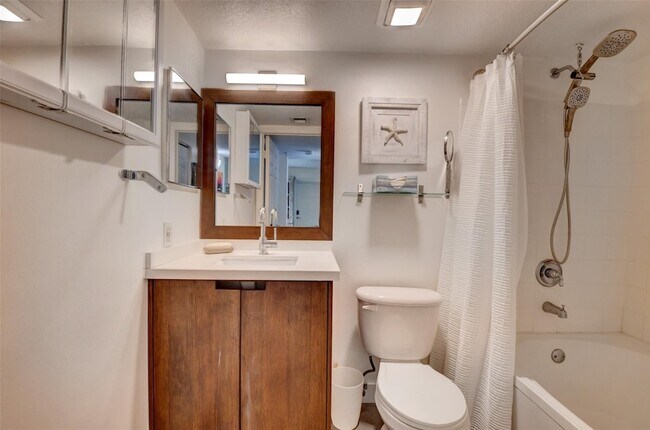 Building Photo - 704 Villa Cir