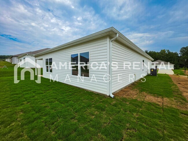 Building Photo - Modern Living in Brookwood Station!