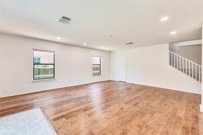 Building Photo - 1200 Del Roy Dr