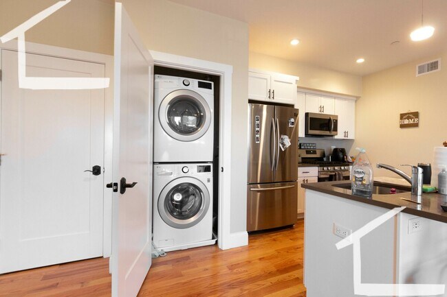 Building Photo - No Brokers Fee, Steps from Boston Lending, In-Unit Washer and Dryer, Central Heat/AC, Parking.