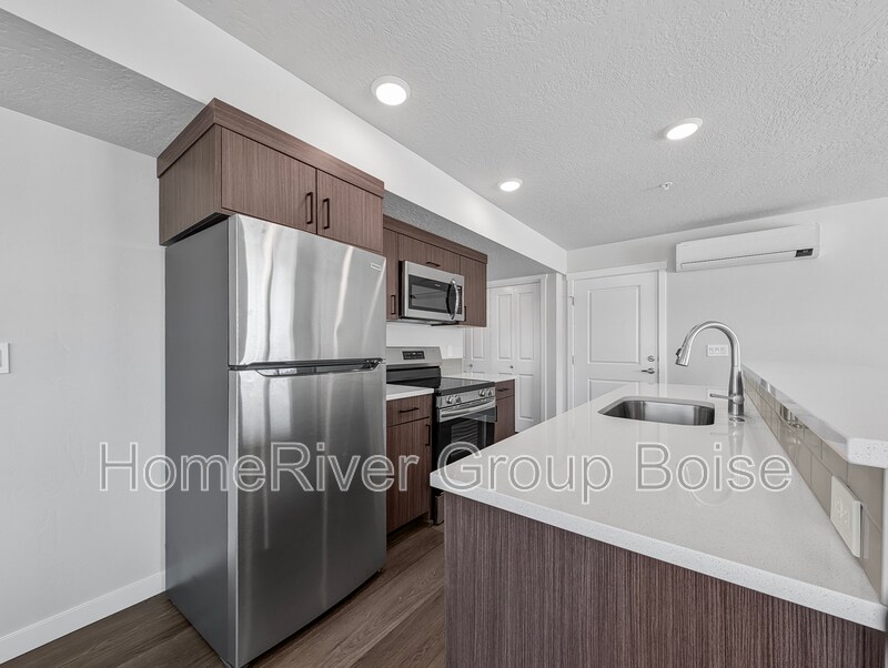 Building Photo - 857 E Travel Ln