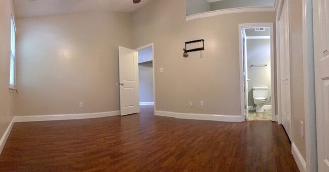 Building Photo - Pretty on Pebble