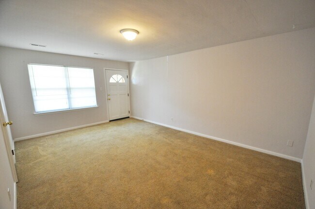 Building Photo - 2 Bedroom 1 Bath Duplex located in Hampton