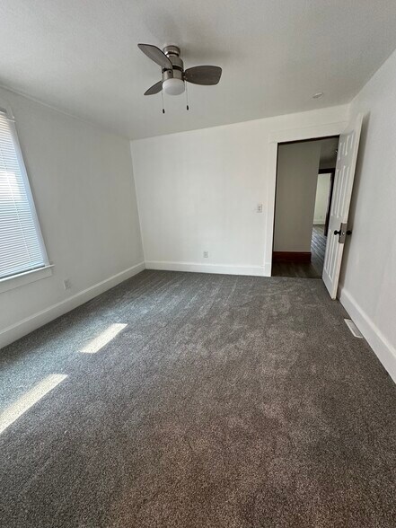 Bedroom - 275 E Green Bay Ave