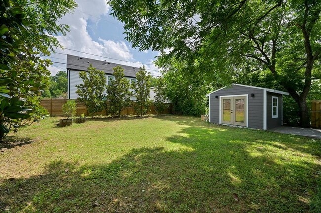 Building Photo - 406 W 55th St