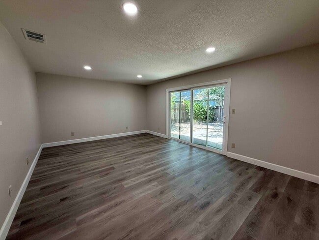 Building Photo - Natomas 4 Bedroom 2 Bath Close to Everything