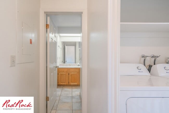 Building Photo - Charming 2 Bedroom Townhome