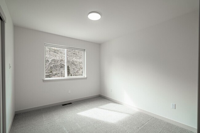 Building Photo - Newer Construction! 3 bed/2.5 bath, double garage, central heat/air, VIEWS!