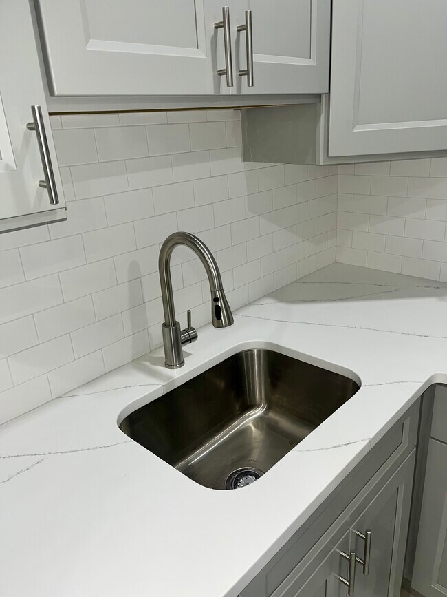 Building Photo - 364 River Dr