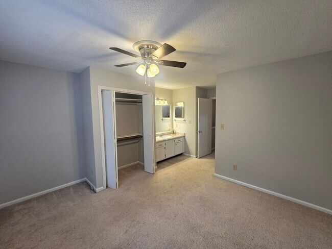 Building Photo - Convenient 2BR/2.5BA Condo in Chapel Hill