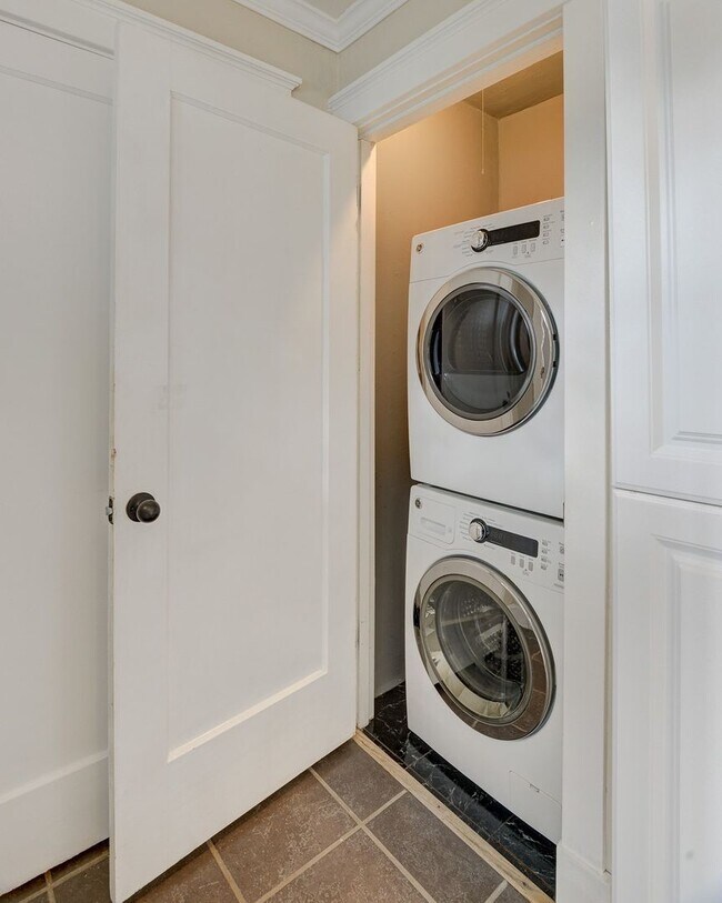 Building Photo - Charming Home in Sought-After Lower Kennydale