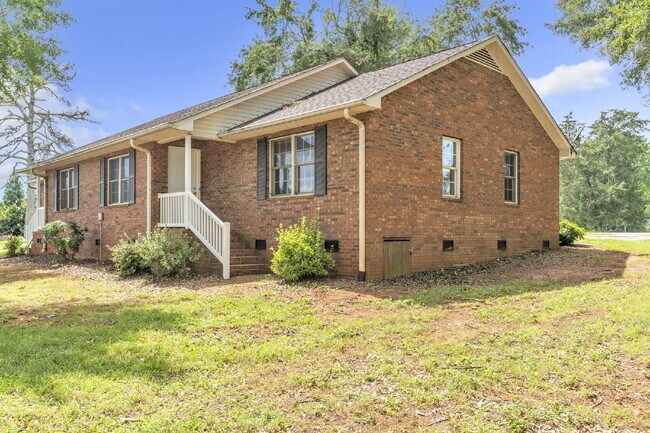 Building Photo - Discover Comfort and Convenience! Prime Bo...