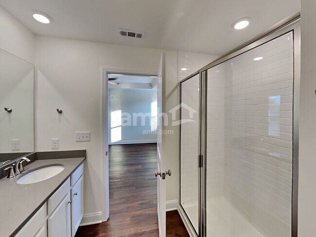 Building Photo - 5231 Valor Dr
