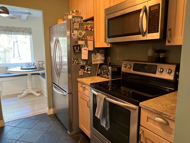 Building Photo - Updated Old Woodlands Plantation Home with Fenced Yard