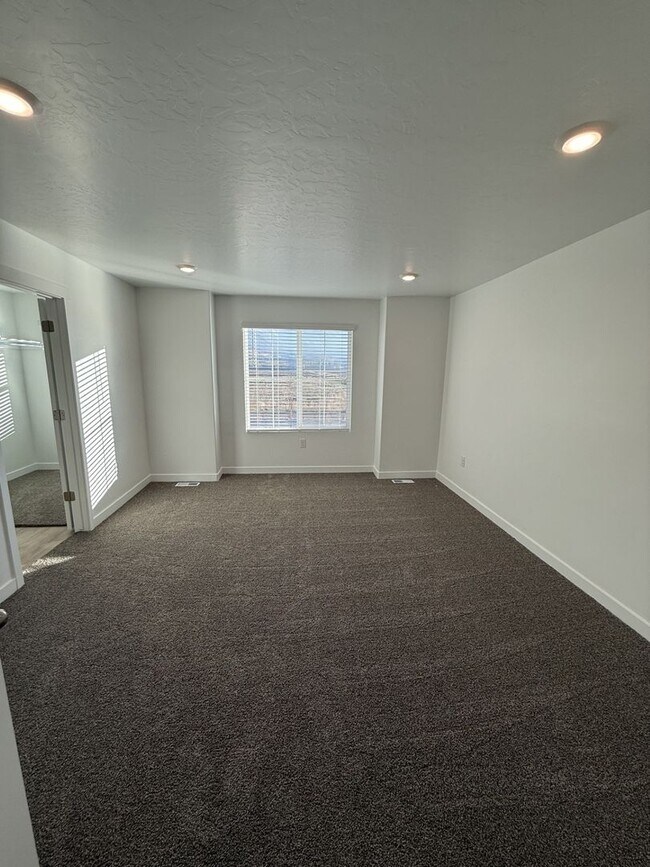 Building Photo - Brand New Beautiful Town Home in Salem, UT