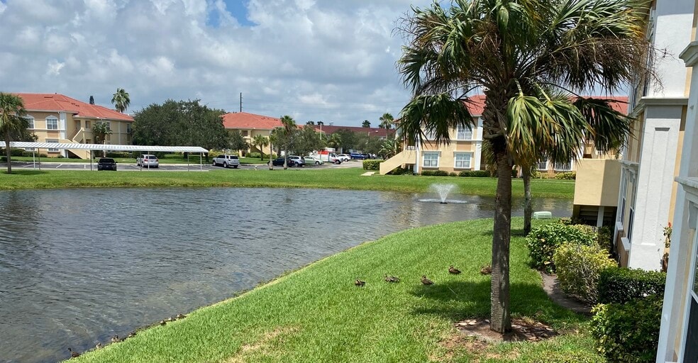 Your front yard on the lake! - 1025 Villagio Cir