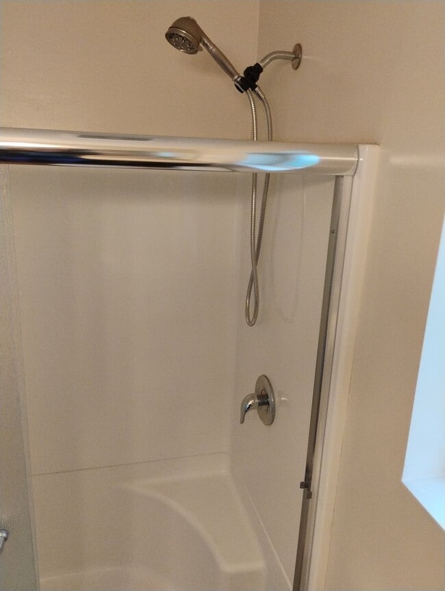 Building Photo - Like new 4 BR/3 Full Baths