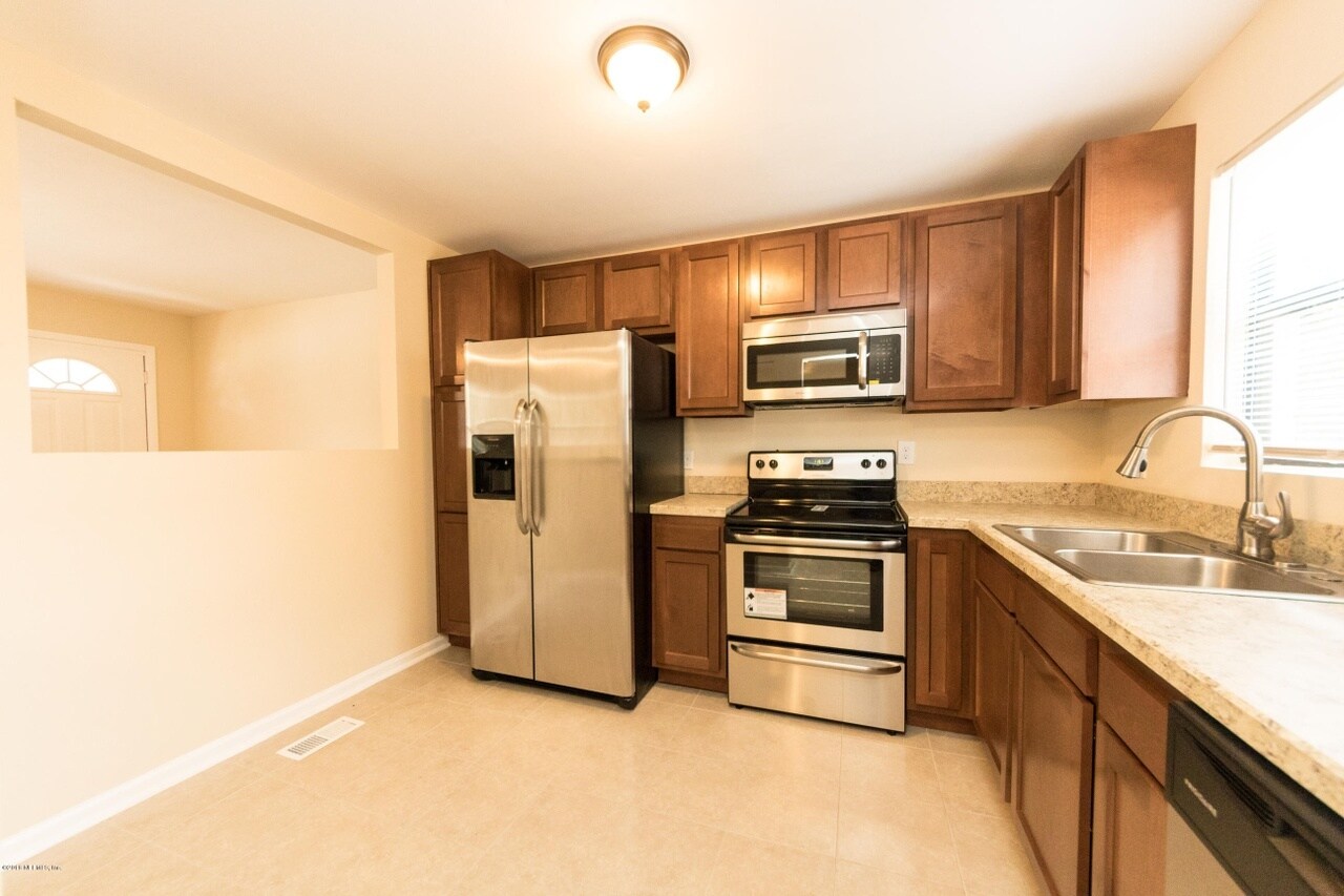 kitchen - 3248 Shetland Rd W