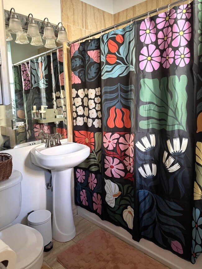 Building Photo - Ukrainian Village 2 Bedroom. Bright and Sunny. Big Bedrooms, Exposed Brick. Central HVAC. Free Fa...