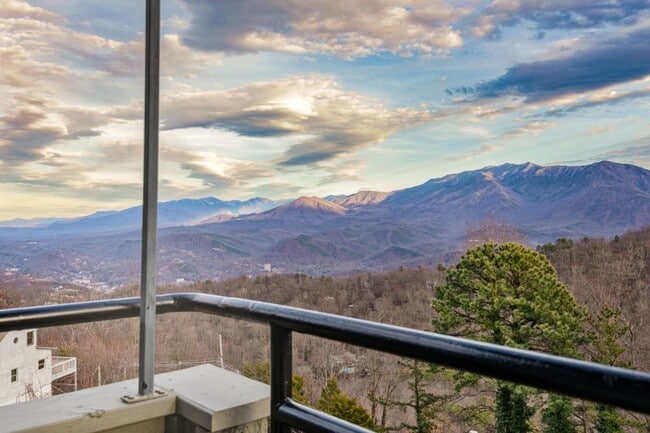 Primary Photo - Modern Fully Furnished Home with Stunning ...