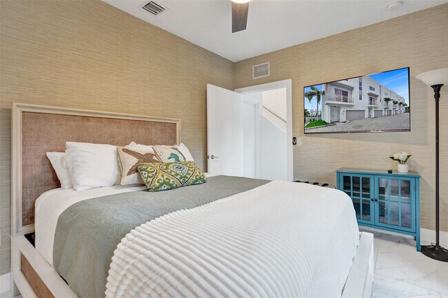 Building Photo - 1371 N Ocean Blvd