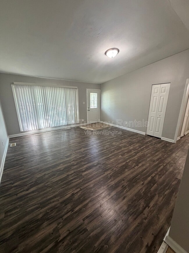 Building Photo - 105 S Sycamore Ln