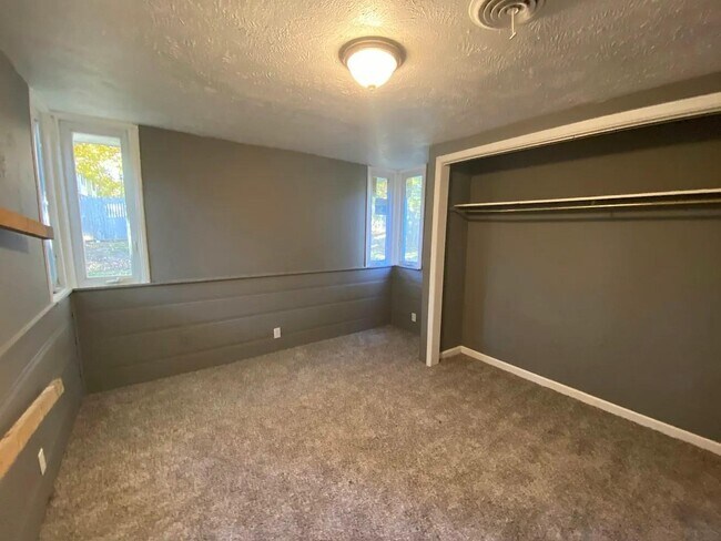 Building Photo - 933 Russel Avenue