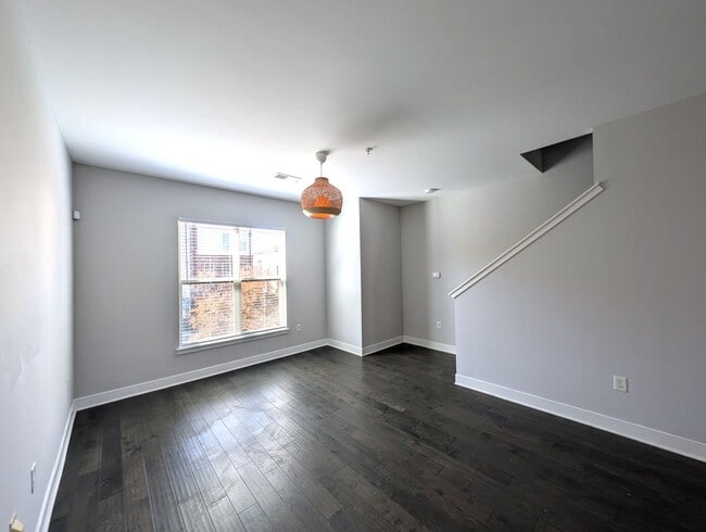 Building Photo - Beautiful, 3 bed, 2 bath Townhome Located ...