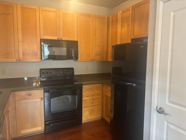 Building Photo - Stunning One-Bedroom Condo in Desirable Co...