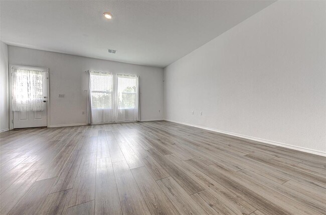 Building Photo - 2704 Shimsham Dr