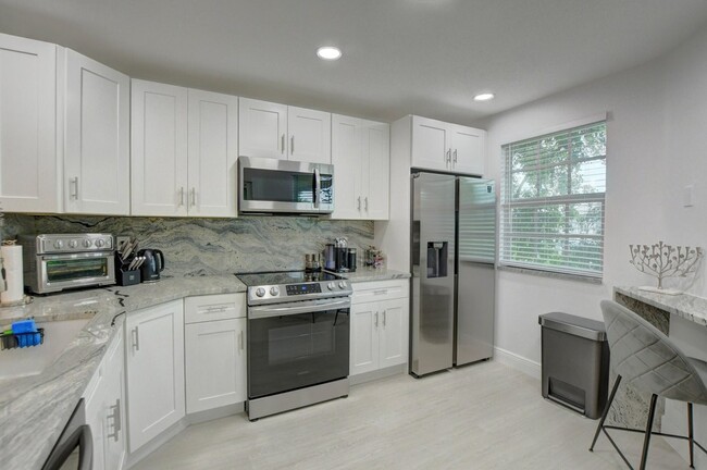 Building Photo - 6553 Via Regina