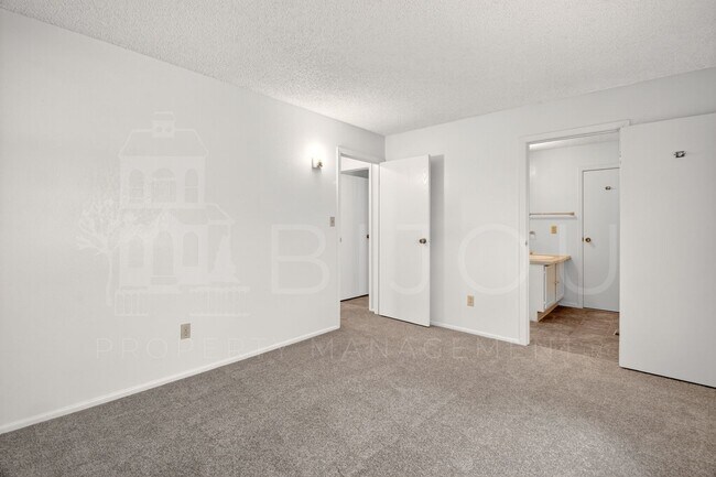 Building Photo - NEW Carpet and Paint!!!