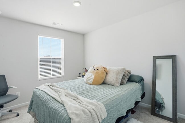 Building Photo - New Hampstead Beauty