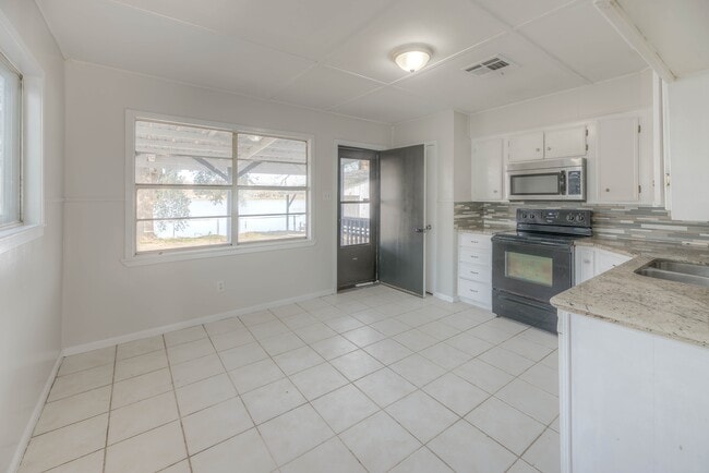 Building Photo - 1606 E Taylor Lake Cir