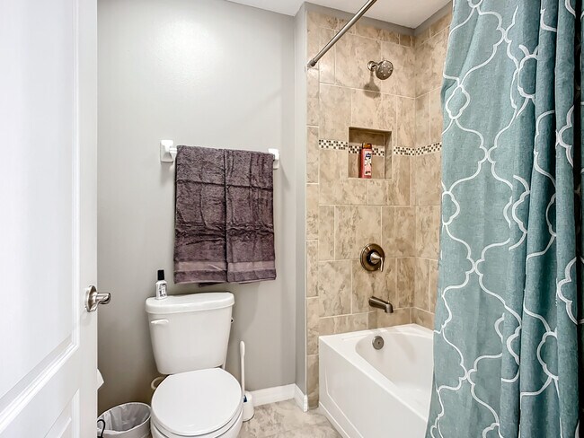 Building Photo - 3009 Esmeralda Dr
