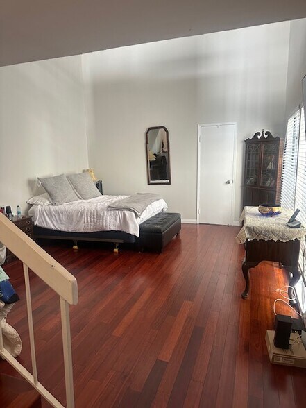 Building Photo - 1220 Manning Ave