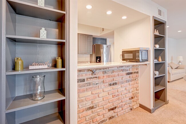 Building Photo - 5863 Inwood Dr