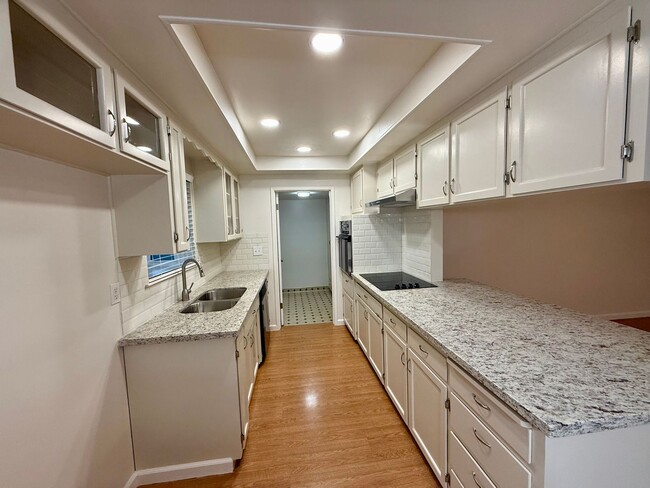 Building Photo - Conveniently located single story home!