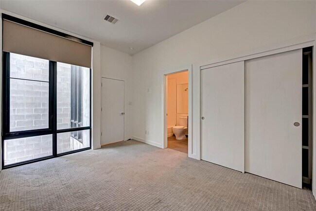 Building Photo - 2204 Whitney St