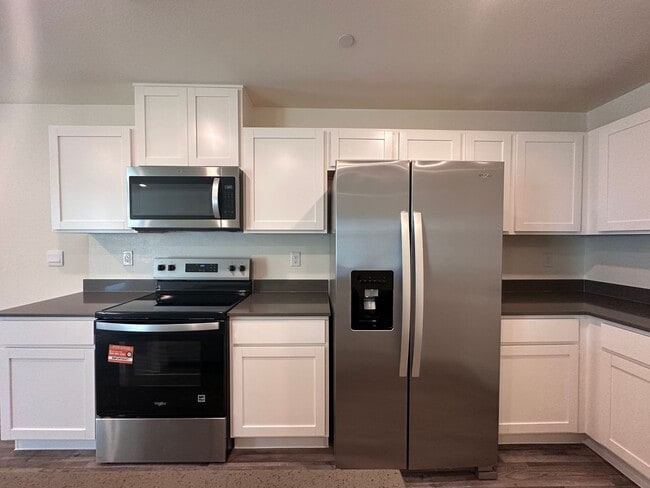 Building Photo - BRAND NEW 3 BEDROOM TOWNHOUSE W/LOFT