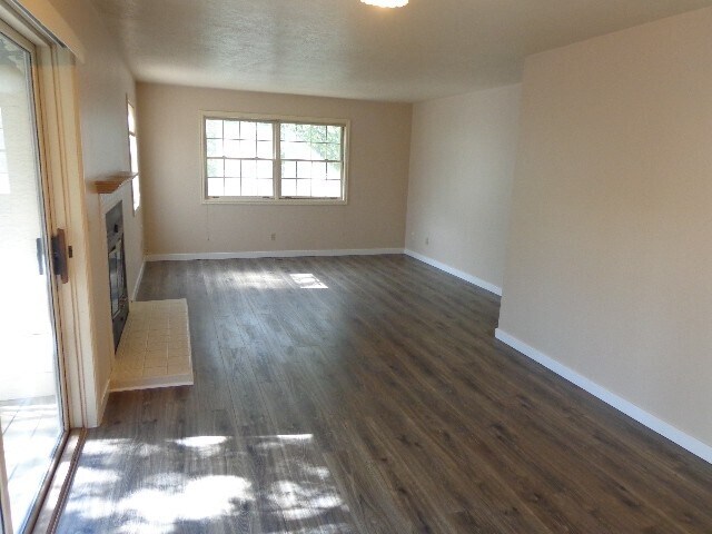 Building Photo - 954 Schneitter Cir