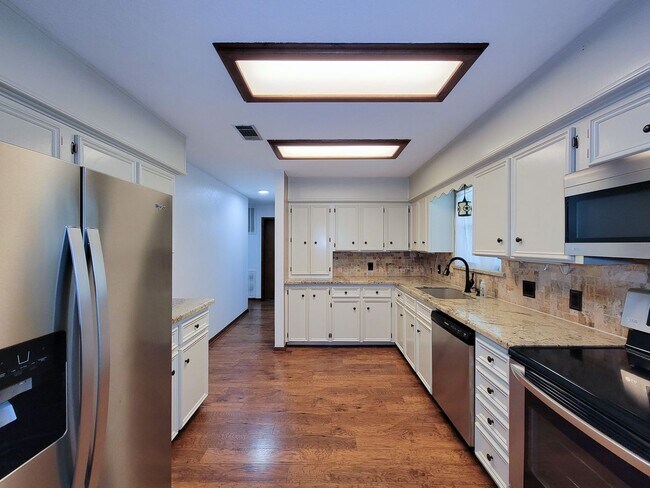 Building Photo - 10282 Valley Dr S
