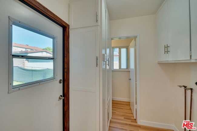 Building Photo - 431 W Acacia Ave