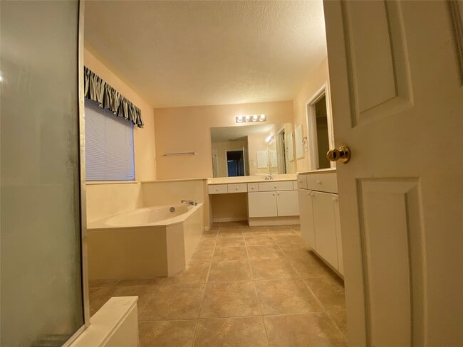 Building Photo - 215 W New Meadows Dr