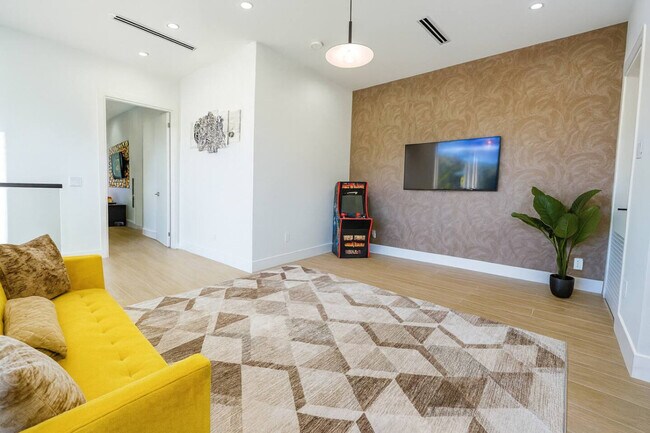 Building Photo - 1812 Miami Rd