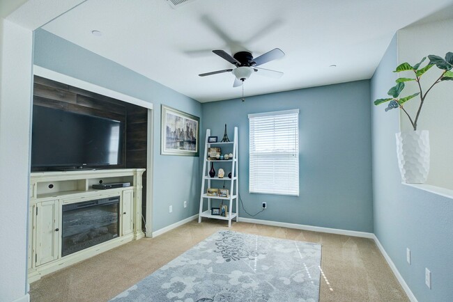 Building Photo - 905 Equinox Loop