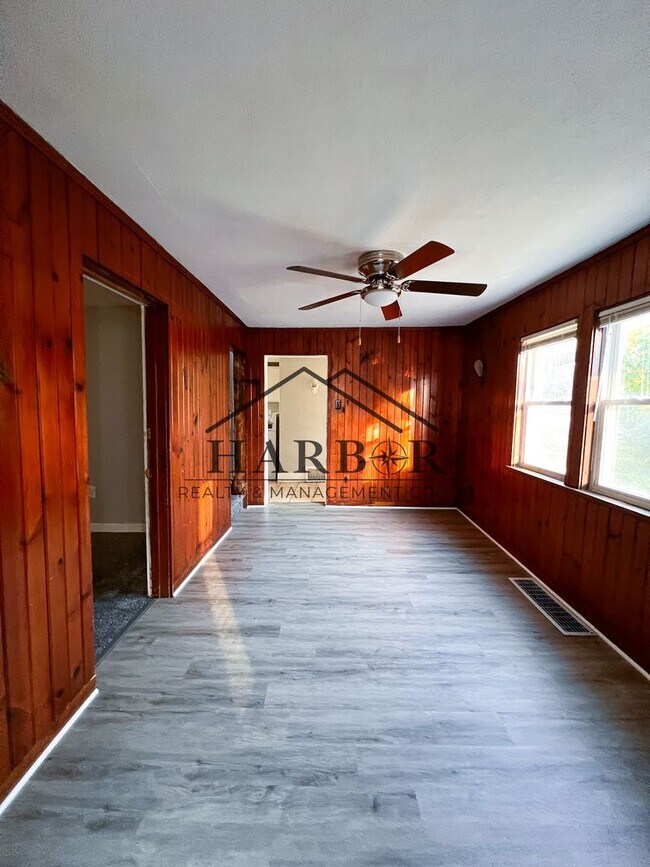 Building Photo - Recently Renovated 2 Bedroom Home!! Special: Half Off First Months Rent