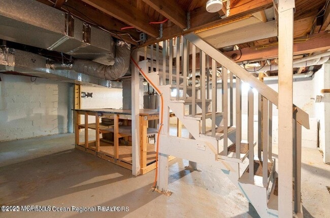 Building Photo - 107 Elm St