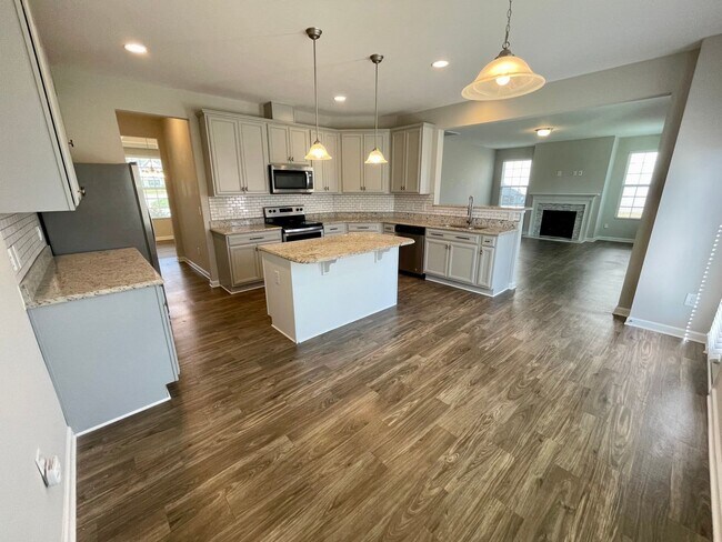 Building Photo - Gorgeous 4 Bed 2.5 Bath Home in GSO